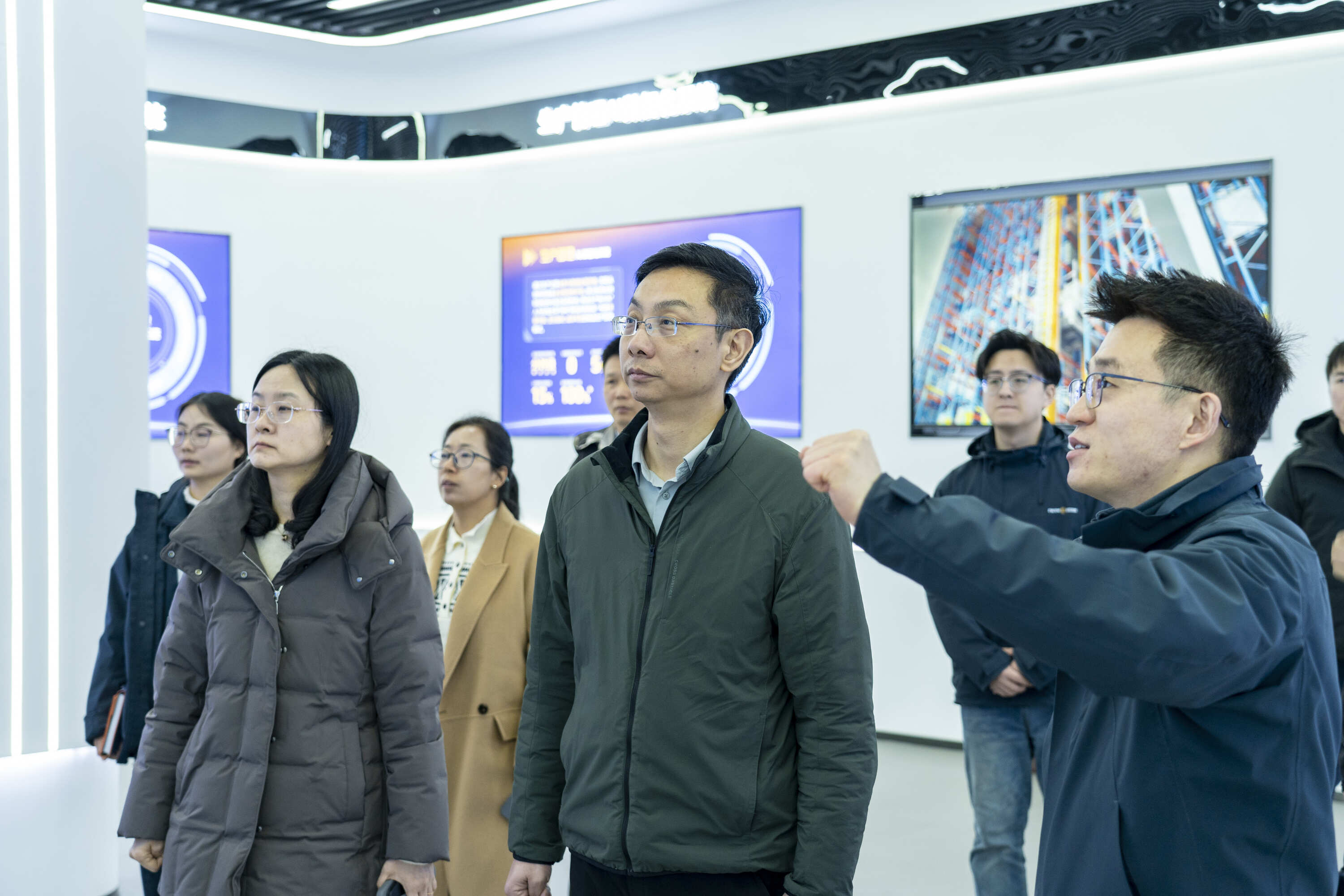 市科技局副局长周欣一行调研金智机器人，肯定发展方向与研发成果